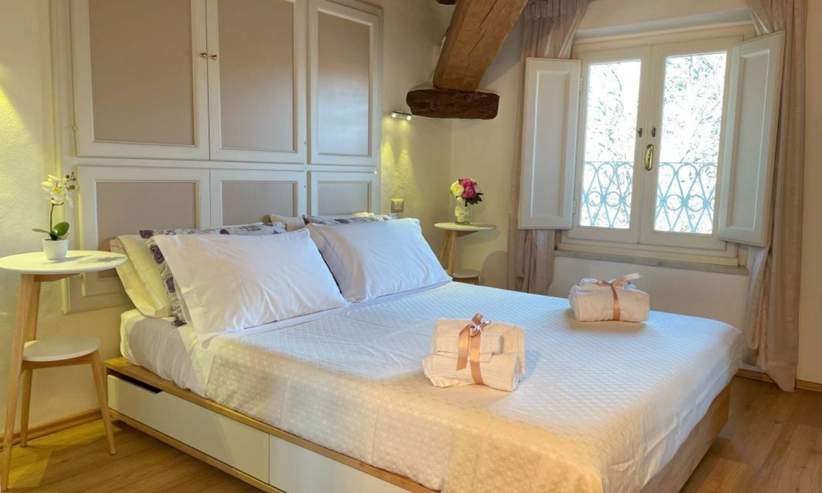 Lucca Historical Center Apartment | Accogliente camera e bagno con vista sul giardino di Villa Bottini