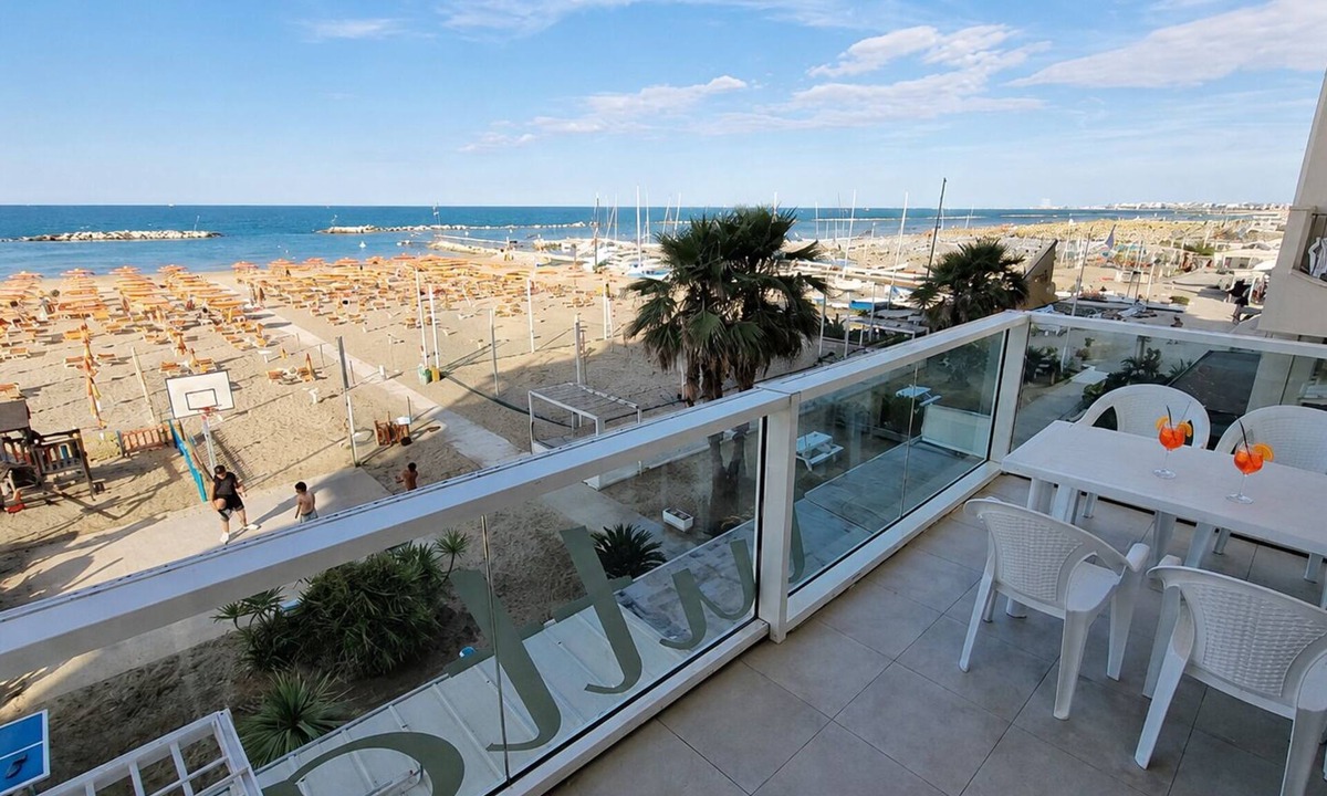 Viserbella Apartment | Apartment directly on the beach, 2 bedrooms and 2 bathrooms.