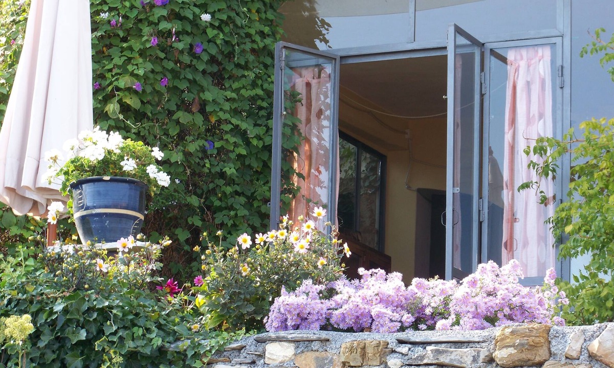Villa Talla Apartment | Apartment in a summer retreat with a stunning view and a garden