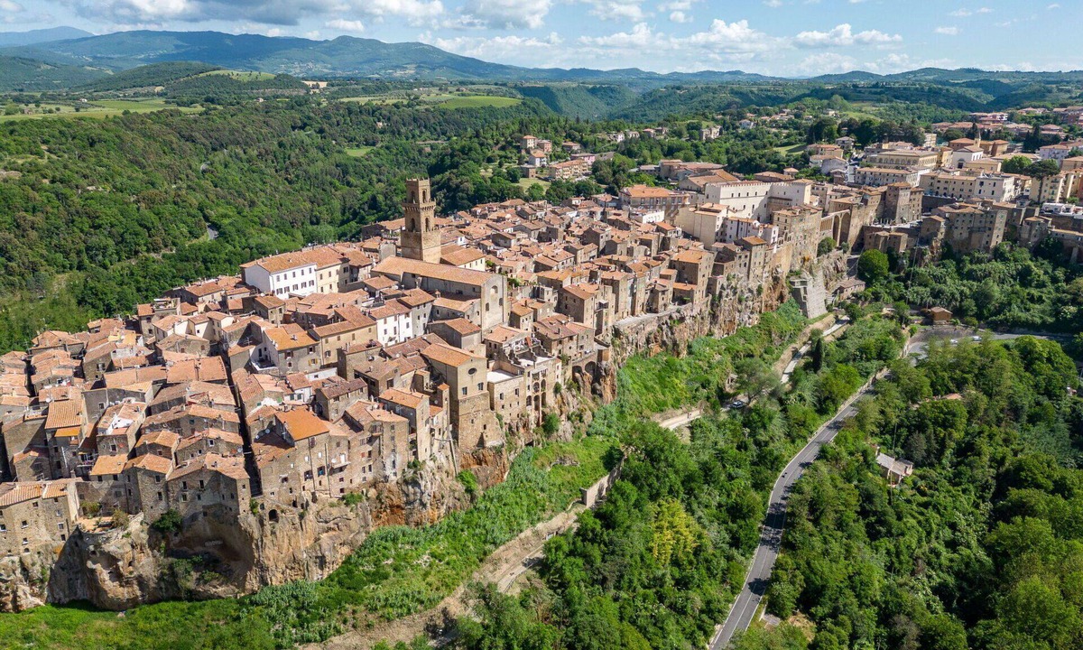 Sorano House | Apartment in villa with pool, A/C, WIFI, hot tub, TV, terrace, pets allowed, panoramic view, parking