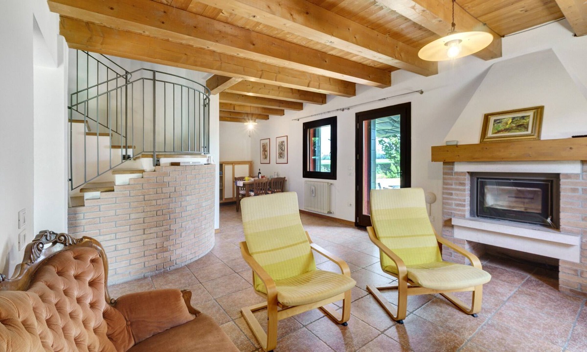 Mirano Apartment | Apartment 'Iris' with Private Terrace, Wi-Fi and Air Conditioning