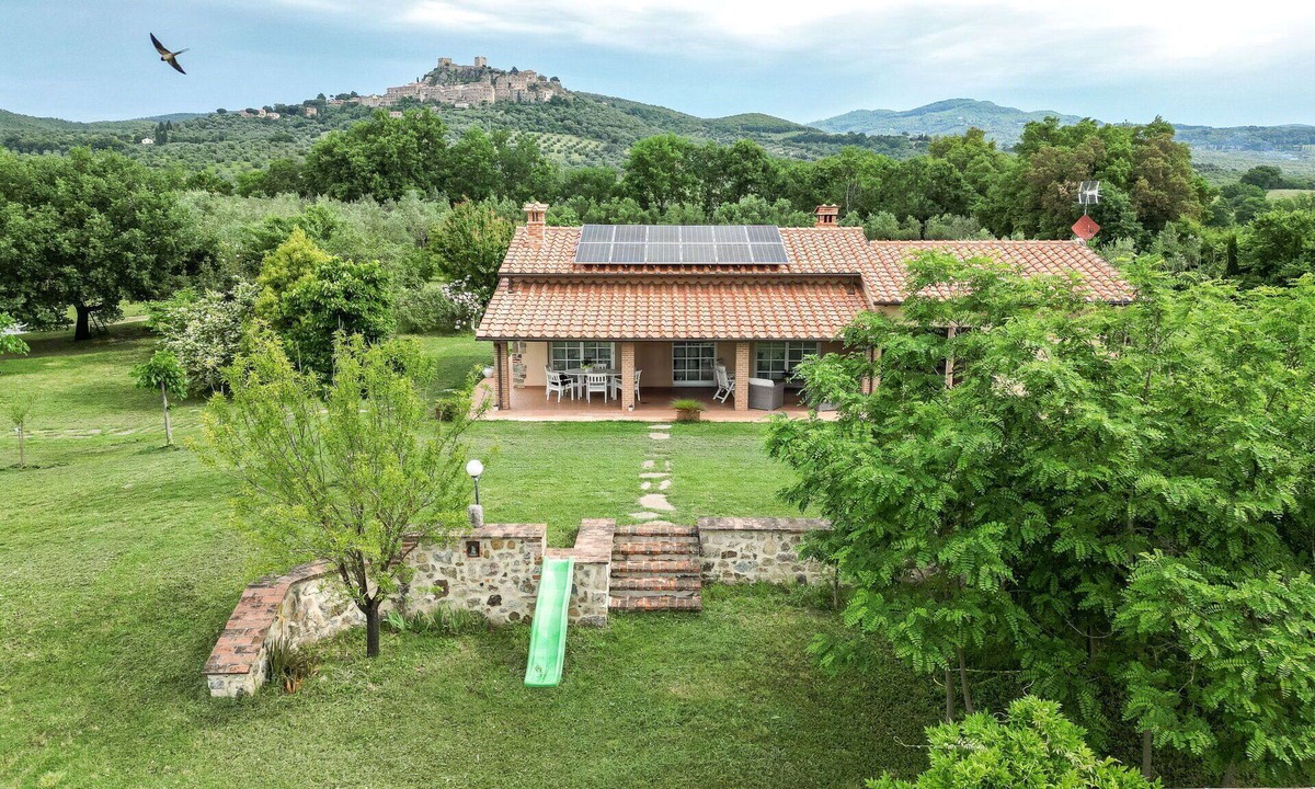 Roccastrada House | Beautiful private villa for 6 guests with WIFI, A/C, TV, patio, pets allowed and panoramic view