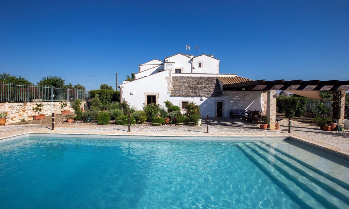 Castellana Grotte House | Beautifully restored 16th Century farmhouse with large private pool