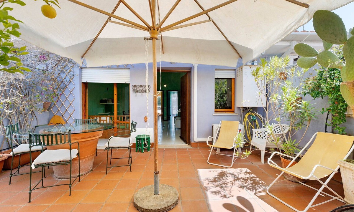 Sabaudia House | Bouganvillea Holiday Home in Sabaudia with Terrace, Wi-Fi, and Parking