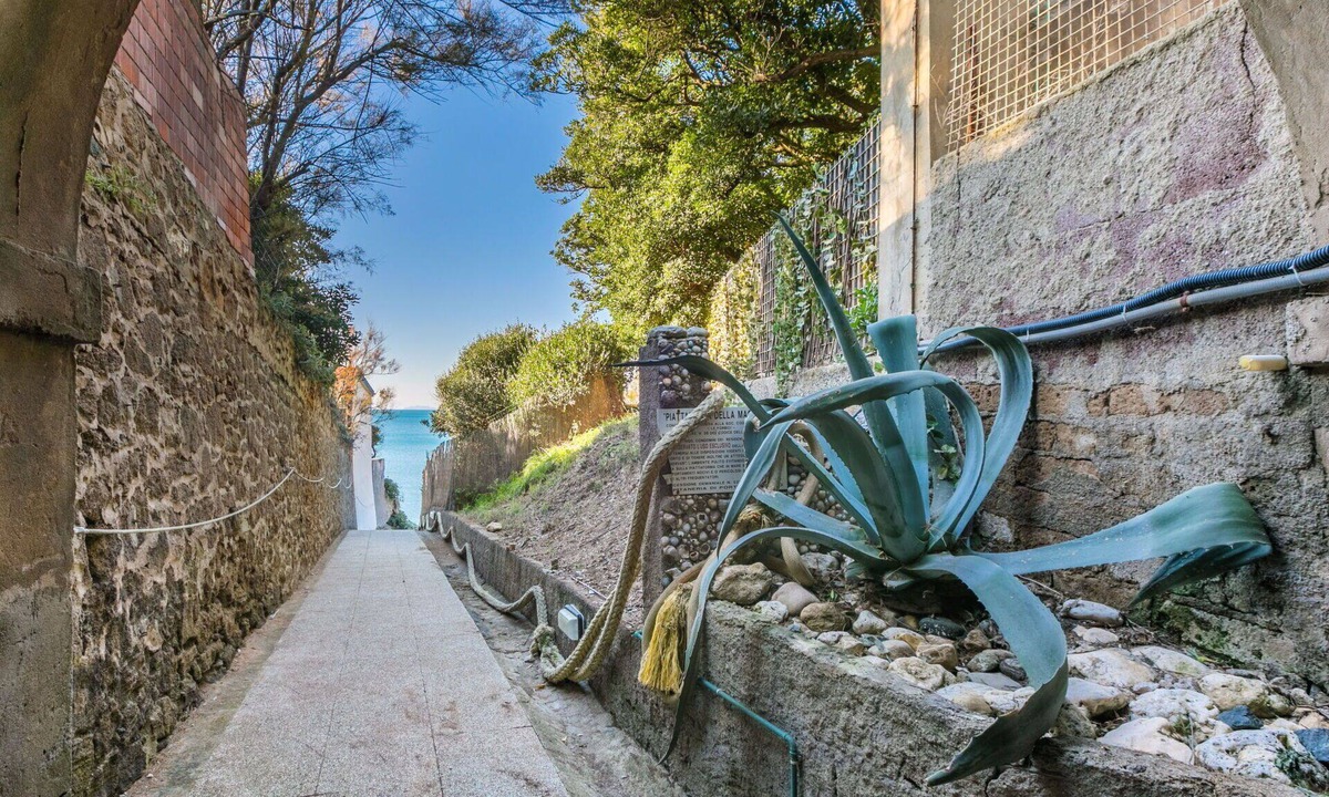 Castiglioncello Apartment | Cosy apartment for 4 people with A/C, pool, WIFI, TV, balcony and panoramic view