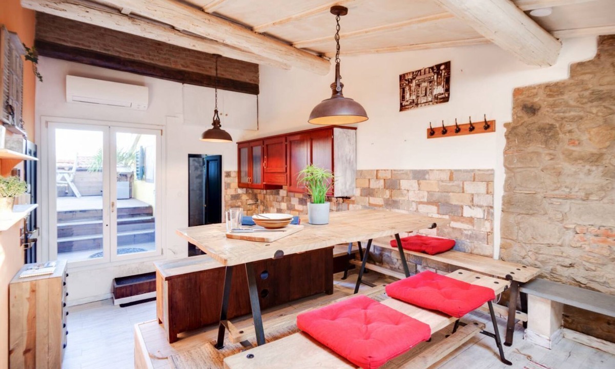 Lungarno del Tempio Apartment | Cozy and characteristic 30 sqm attic apartment, ideal for 2 people, located on the 4th floor (NO lift) of an ancient building in good condition. The property is located in a lively district, full of services and well served by public transport, ideal for