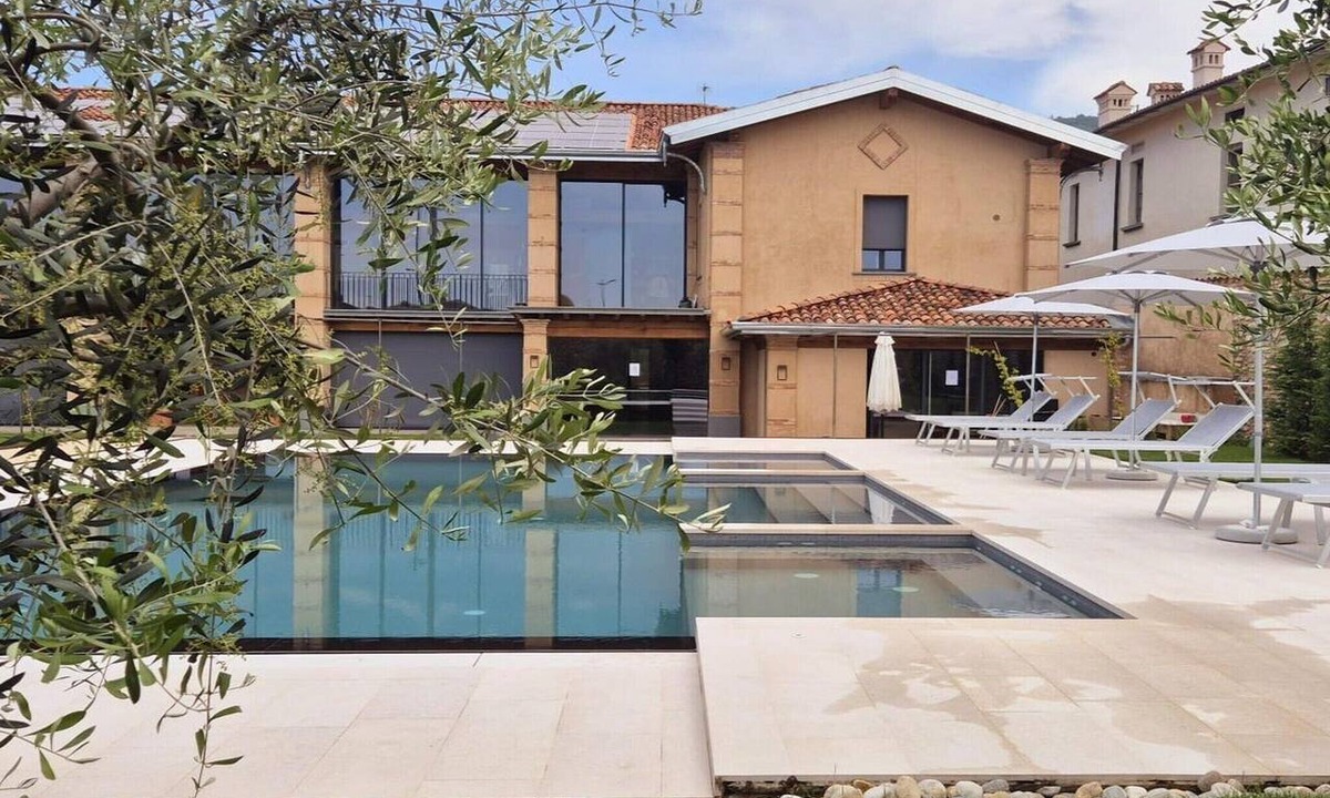 Adro Apartment | Elegant suite with shared pool