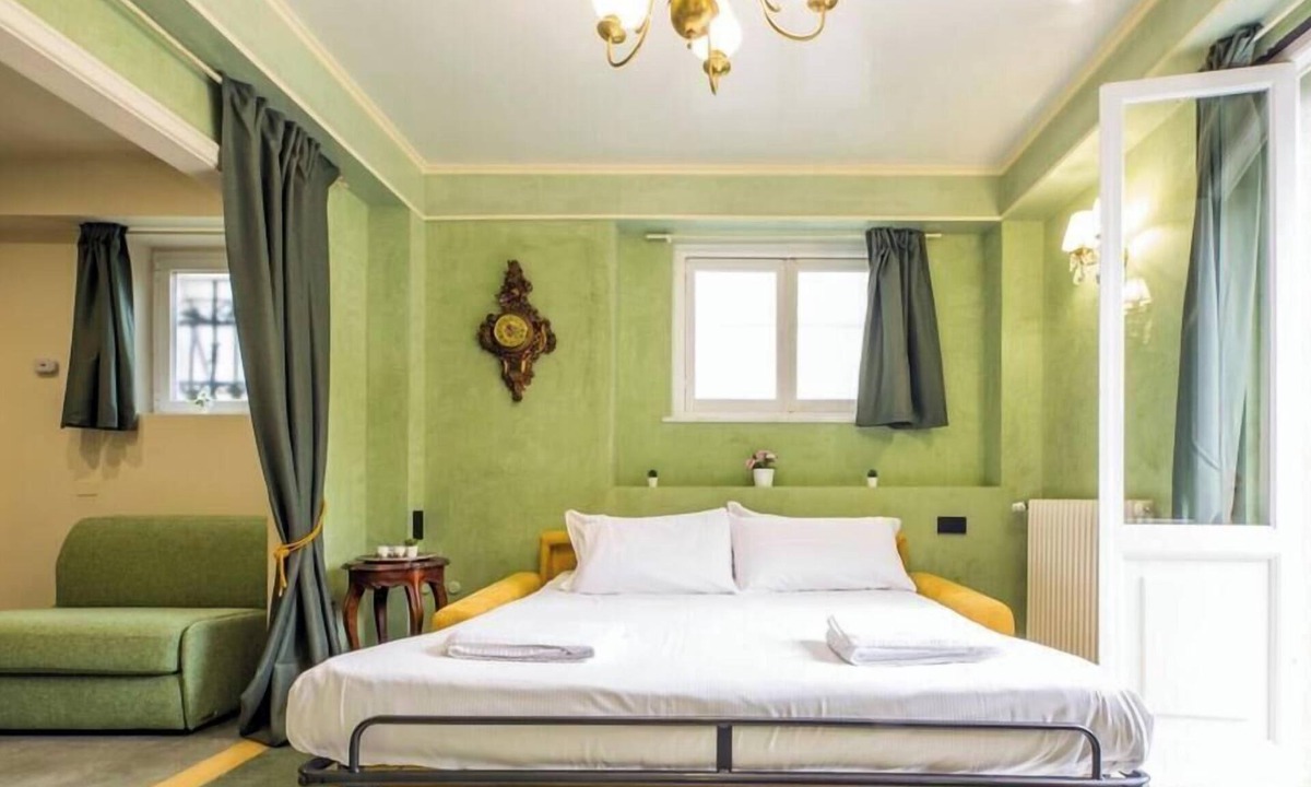 Quinto al Mare House | Giardino Fiorito is located on the ground floor of Villa Aranci, at Via Fabio Filzi 2B in Genoa, and offers an elegant and comfortable stay within an exclusive residential setting. Nestled in a charming historic villa, the apartment combines the characte