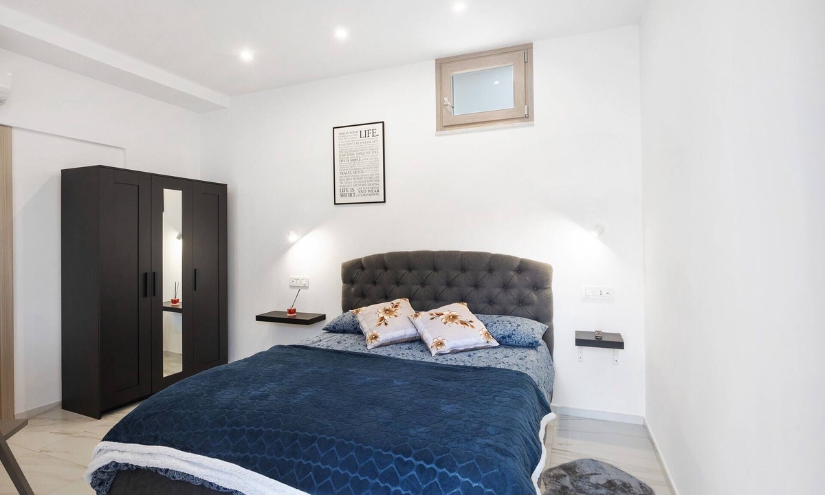 San Lazzaro House | Ground Floor Room with Private Bathroom and Mountain View