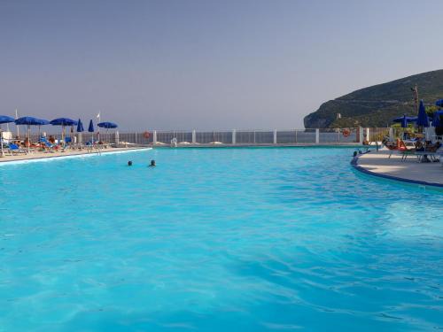 Pischina Salida Apartment | GuestHost - Comfy Flat W Pool, Tennis Court & Private Beach!
