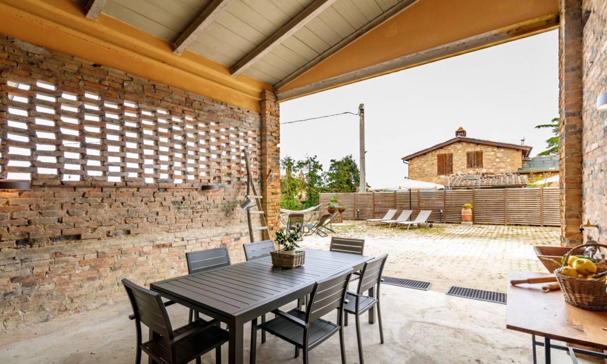 Siena Apartment | GuestHost - Spacious and elegant 200 sqm farmhouse with independent entrance, able to accommodate up to 10 people, organized on two levels, connected by an internal wooden staircase (NOT suitable for disabled people). The house is part of an ancient conv