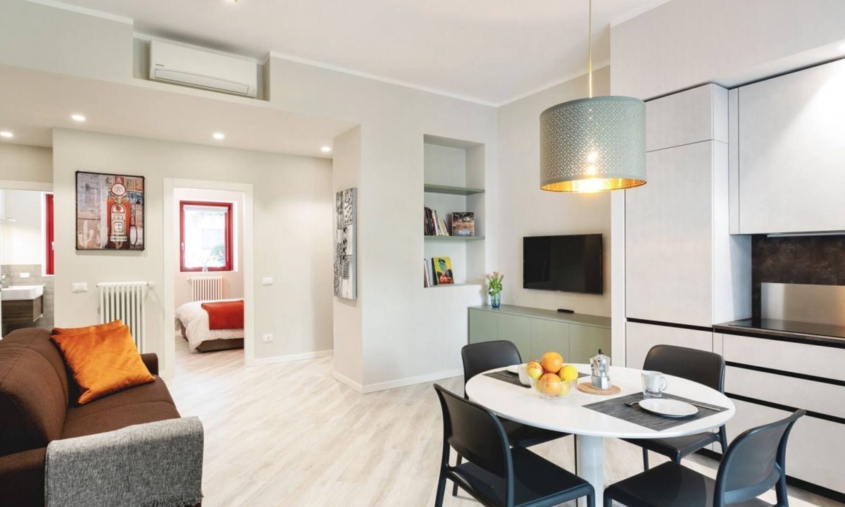 Saragozza-Porto Apartment | GuestHost - The apartment is located in a strategic point: a few steps from the Ospedale Maggiore, not far from the exit of the ring road and the motorway.The main services (restaurants, bars, supermarkets, shops) are in the immediate neighborhood.Ideal