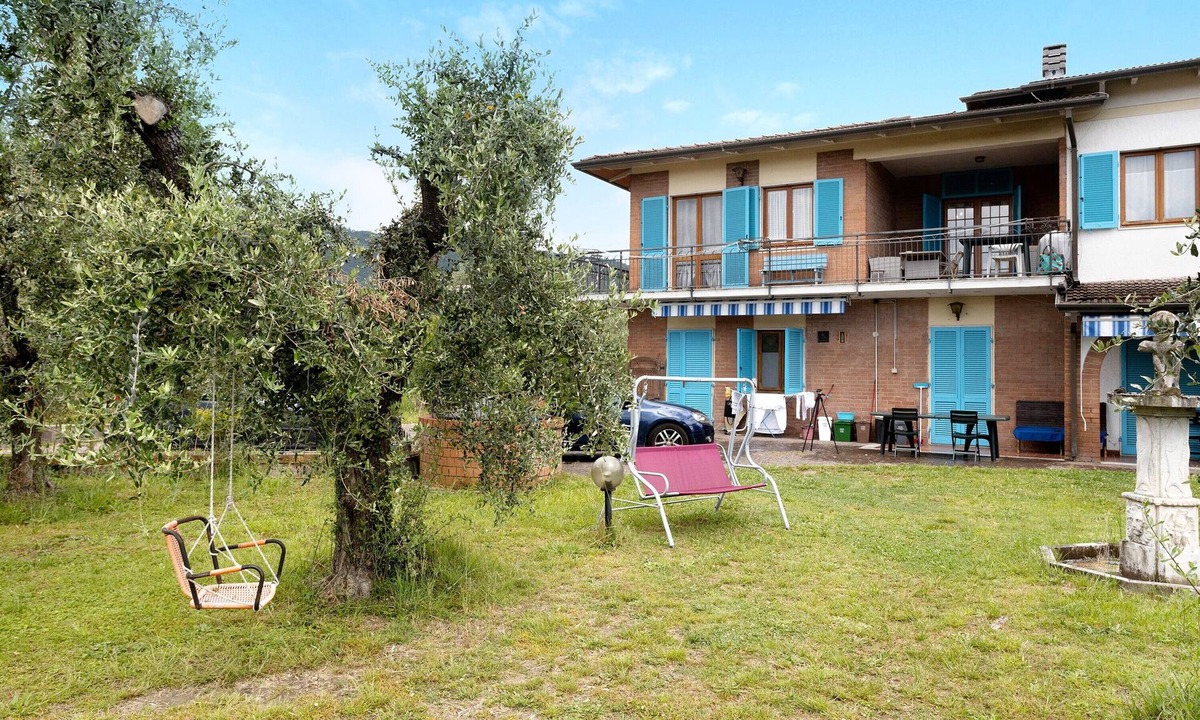 Luni House | Holiday Home "Casa Degli Zii Appartamento Guido" with Shared Terrace, Balcony & Wi-Fi