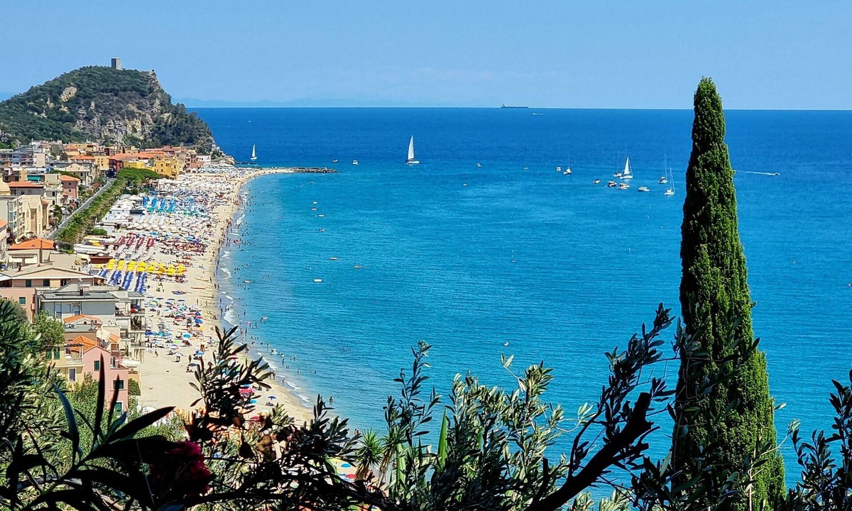 Varigotti House | Holiday Home 'Il Carrubo' with Sea View, Wi-Fi and Air Conditioning