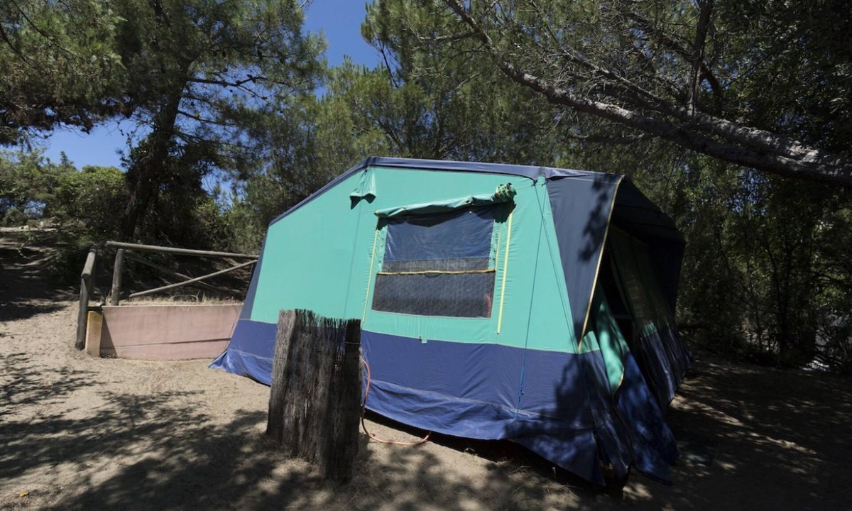 Marina di Castagneto Carducci House | Tent Navajo 4/6 beds: Tent equipped of about 25mq with 3 bedrooms (a matrimonial bedroom and 2 small bedrooms with 2 beds, a lounge with a kitchen equipped with cooker, fridge, saucepans, cutlery and all the necessary for cooking.If you wish to travel in