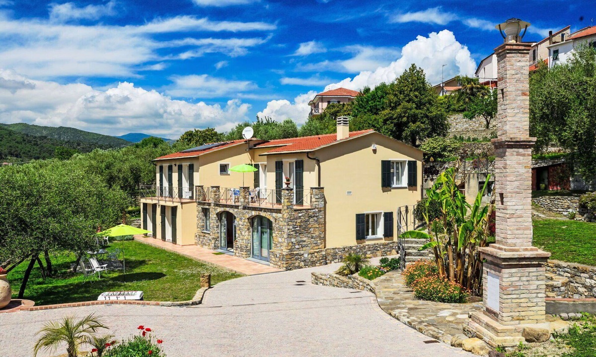 Costa dʼOneglia Villa | Lovely apartment in villa for 4 guests with A/C, WIFI, TV, patio and pets allowed