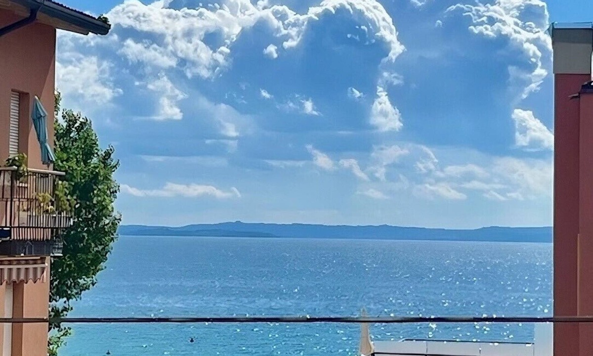 Bardolino Apartment | LUXURY APARTMENT RIGHT ON THE LAKE WITH LAKE VIEW AND PRIVATE BEACH