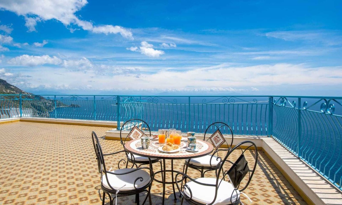 Praiano House | Mariantonietta House: bright colorful rooms, overlooking the vast sea