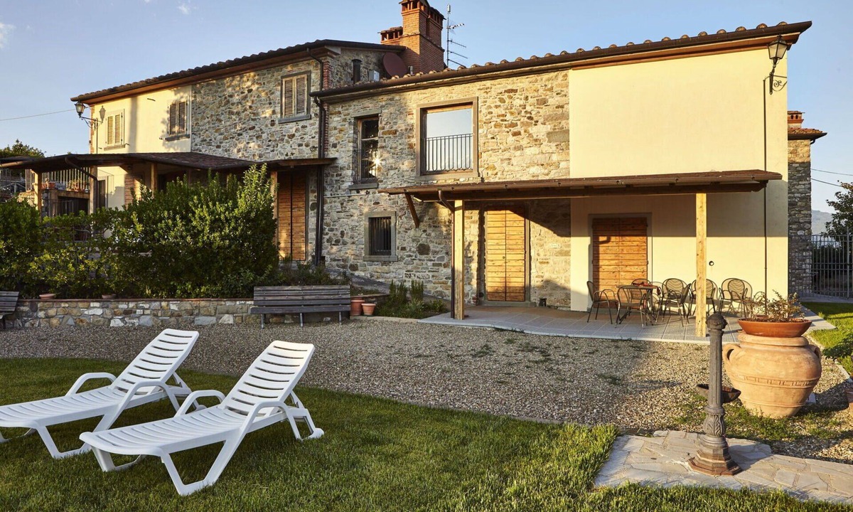 Capolona Apartment | Nice apartment for 5 people with WIFI, pool, TV, pets allowed and panoramic view, close to Arezzo