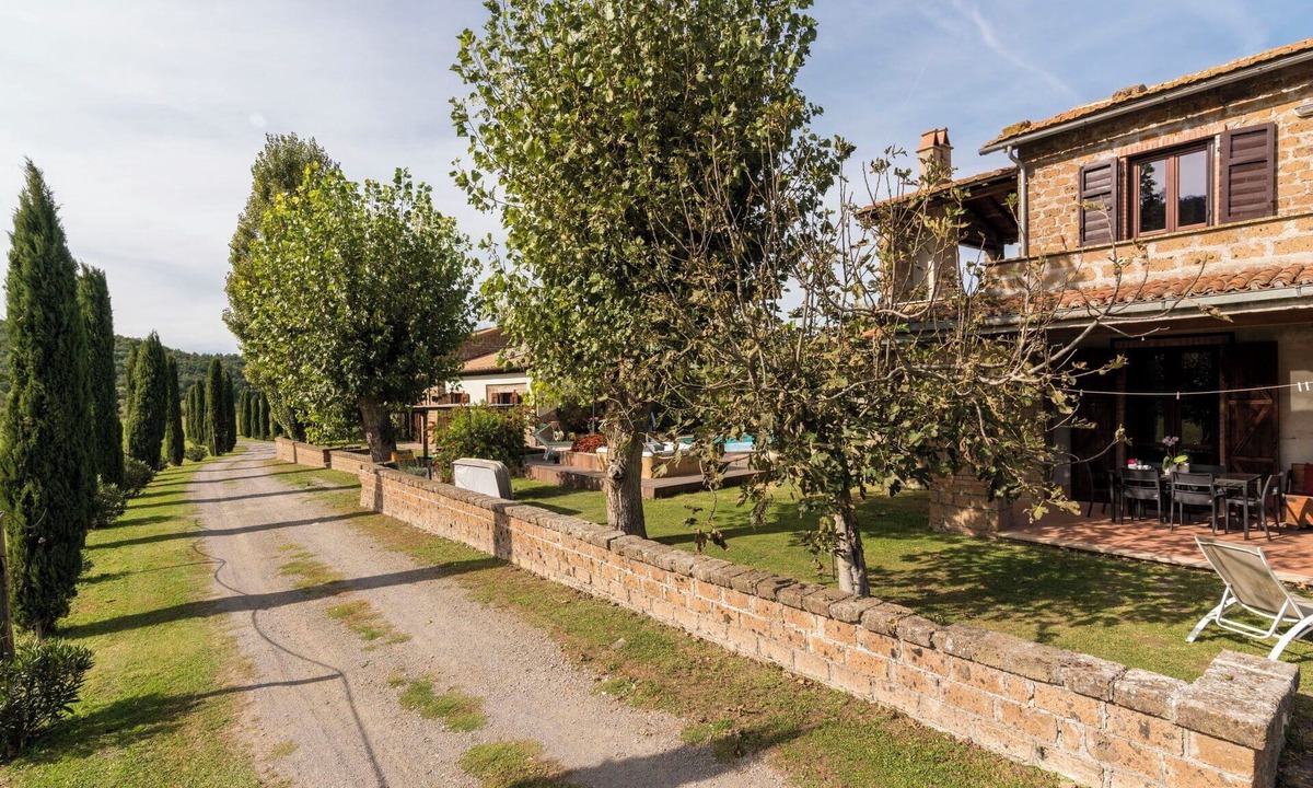 Montefiascone Villa | Nice apartment in villa with WIFI, hot tub, pool, TV, patio, pets allowed and panoramic view