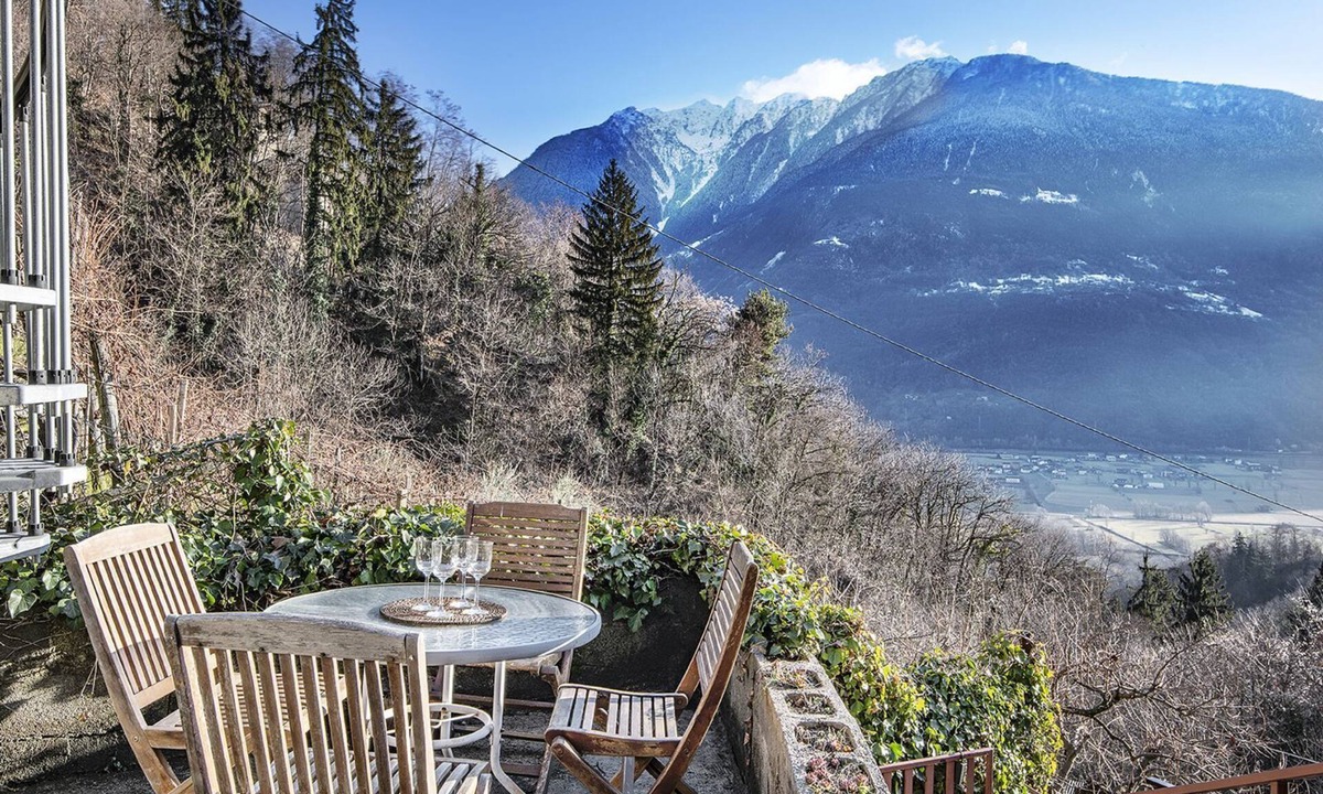 Berbenno di Valtellina House | Panoramic Alpine House near Sentiero Valtellina