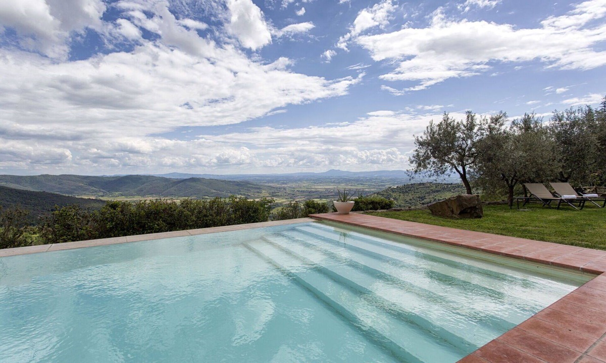 Cortona Villa | Private Villa with pool, A/C, sauna, hot tub, WIFI, TV, terrace, panoramic view, close to Cortona