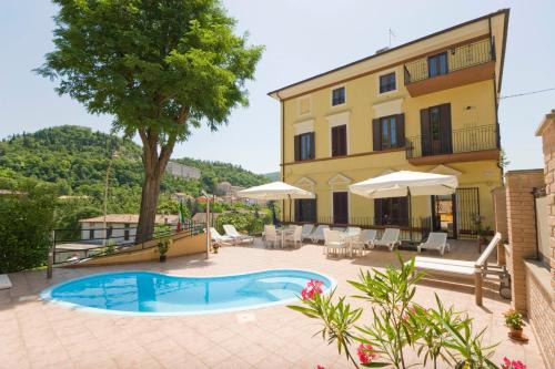 Sassoferrato Apartment | Raffaello Residence una Dimora storica con piscina panoramica nelle Marche