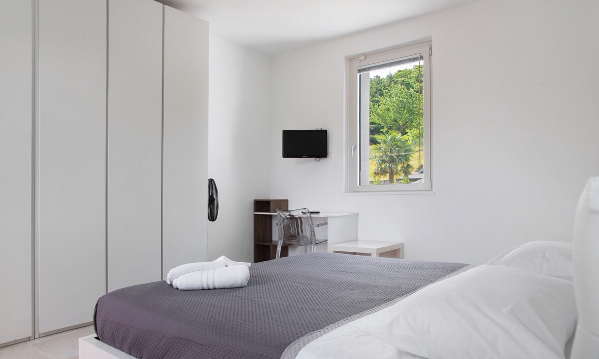 Profare Apartment | ‘Residenza La Fonte Primo Piano’ apartment – private balcony with mountain views