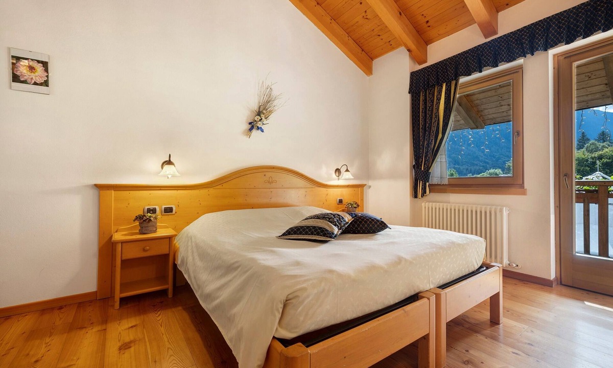Caderzone Terme Apartment | Room 'Camera Doppia-quadrupla N 6' with Mountain View, Shared Garden and Wi-Fi