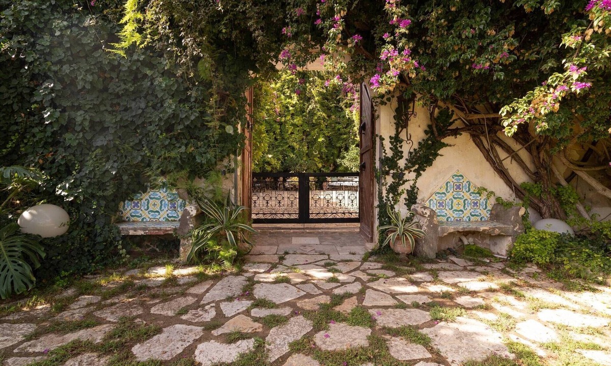 Porticalazzo Apartment | Tenuta Donna Vittoria Bouganville Apartment with Mountain View, Wi-Fi & Air Conditioning