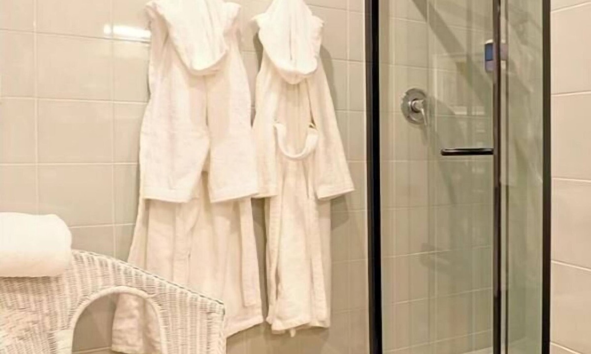 Monforte d'Alba Apartment | The Seven Ways - Hawthorn Studio Apartment with Jacuzzi and Relaxation Porch
