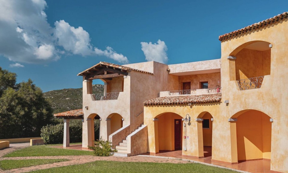 Golfo di Marinella Apartment | Three-room 6-bed apartment consisting of large living room with kitchenette and double sofa bed, double bedroom, room with two single beds, double bathroom. equipped with: LCD TV, washing machine, dishwasher, air conditioning, table a