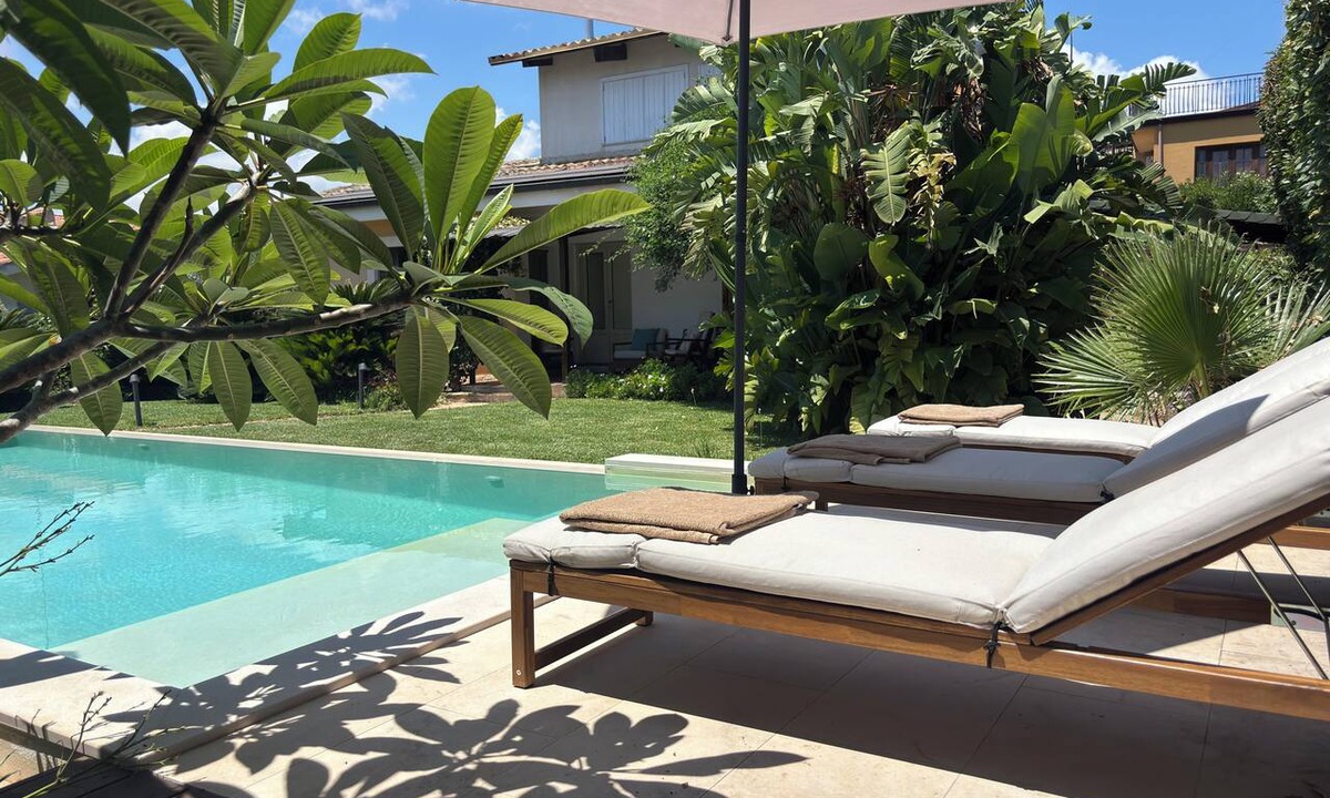 Fontane Bianche Villa | Villa Lucia, with an infinity pool and garden, in an oasis of peace