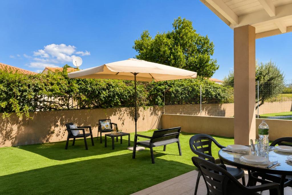 Solanas Villa | Villa Smeraldo Relax and Comfort 3 Min Walk to the Beach
