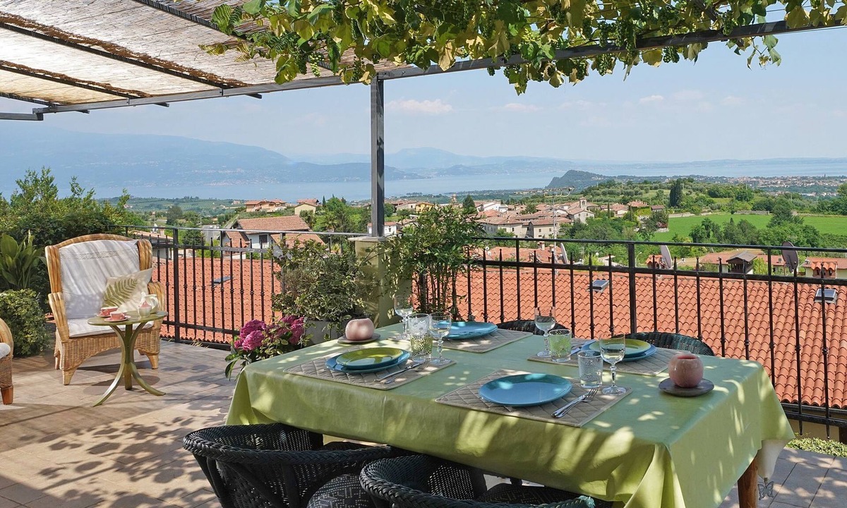 Castello Apartment | Wohnung mit Blick auf den Gardasee by Interhome