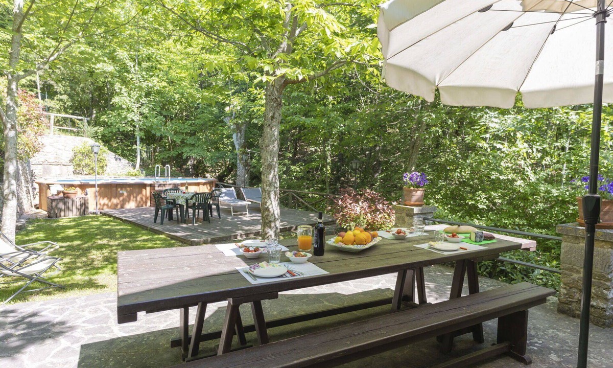 Cortona House | Wonderful private villa for 4 guests with private pool, TV, patio and pets allowed