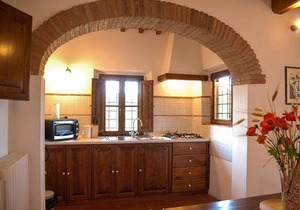 Casa Bonannia F: A bright two-story apartment in the characteristic style of the Tuscan countryside.