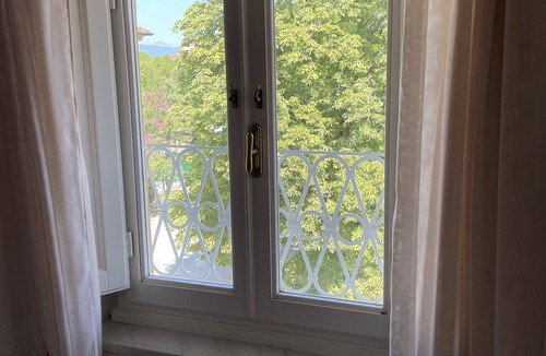Lucca Historical Center Apartment | Accogliente camera e bagno con vista sul giardino di Villa Bottini