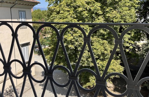 Lucca Historical Center Apartment | Accogliente camera e bagno con vista sul giardino di Villa Bottini