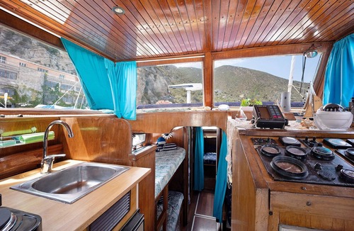 Alassio Boat Rental | Aloha Jak's Boat with Sea View, Wi-Fi, and Air Conditioning