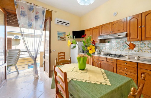 Trappeto Apartment | Apartment 'Casa Sole Mare' with Balcony, Wi-Fi and Air Conditioning