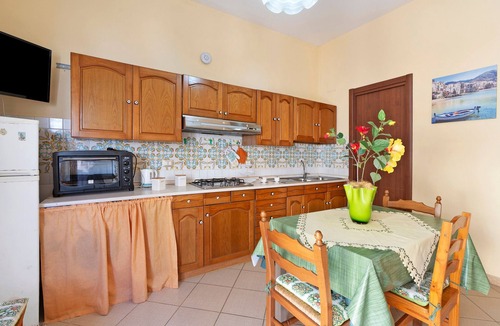 Trappeto Apartment | Apartment 'Casa Sole Mare' with Balcony, Wi-Fi and Air Conditioning