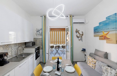 Valleggia Apartment | Apartment 'La Cà Delle Tre Rose' with Balcony, Wi-Fi and Air Conditioning