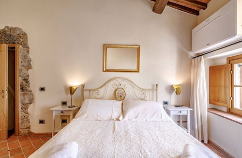 Monteriggioni House | Apartment with WIFI, A/C, hot tub, sauna, private pool, TV, patio, panoramic view, close to Siena