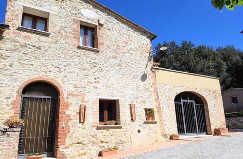 Serre di Rapolano Apartment | Authentic Tuscany Escape with Garden, Near Siena & Chianti