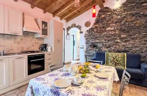Valloria House | Beautiful apartment in villa for 4 guests with WIFI, TV, patio and pets allowed