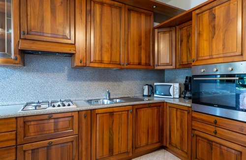 Aurogna Apartment | Beautiful apartment for 9 guests with WIFI, hot tub, TV, patio and pets allowed