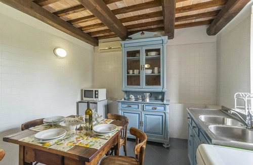 Agello Bed & Breakfast | Beautiful room for 10 people with pool, A/C, WIFI, TV, veranda and pets allowed, close to Perugia