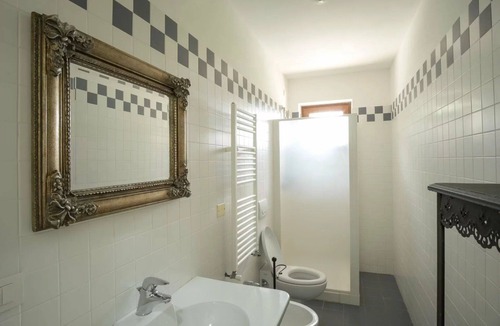 Agello Bed & Breakfast | Beautiful room for 10 people with pool, A/C, WIFI, TV, veranda and pets allowed, close to Perugia