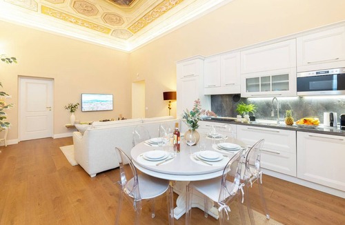 Santa Croce Apartment | Bella Benci Frescoed Apartment Central Florence near Uffizi and Ponte Vecchio
